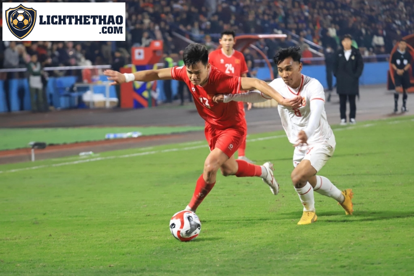 Hồ Tấn Tài tranh chấp bóng với cầu thủ Indonesia ở vòng bảng AFF Cup