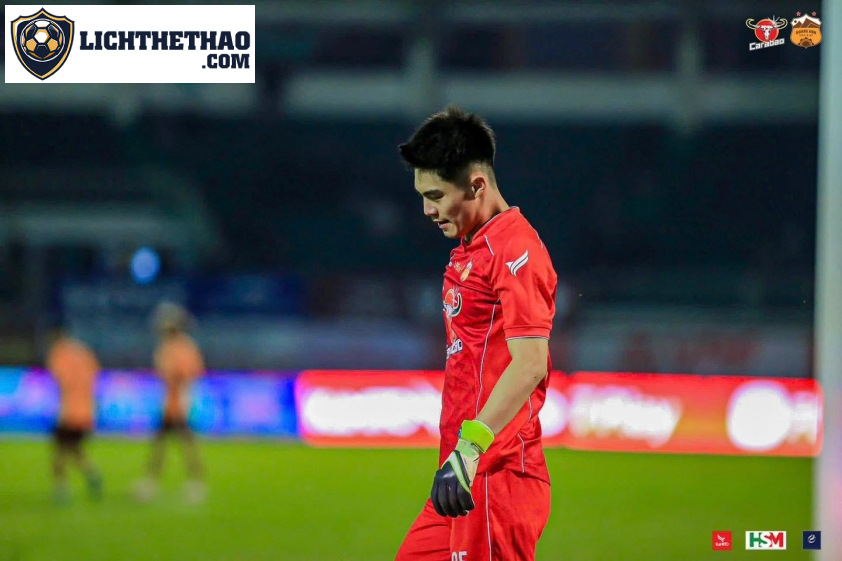 Trung Kiên hai lần cản phá thành công quả sút penalty của Bình Phước (Ảnh: HAGL)