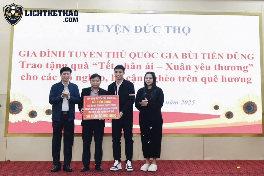 Trung vệ trao quà cho các gia đình nghèo trên quê hương (Việc tử tế)