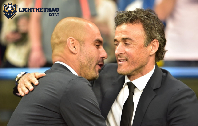 Pep Guardiola cố gắng tạo bầu không khí vui vẻ tới Luis Enrique. Ảnh: Getty